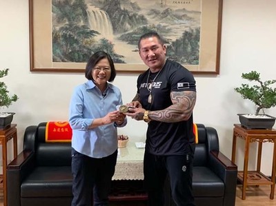 劉仕傑力挺館長　嗆李天鐸：你連有前科的人都不如！