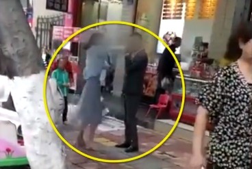 西裝男520沒錢買手機示愛…女友氣炸當街「狂搧52下巴掌」！