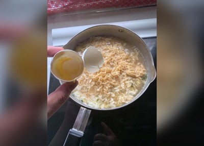 打蛋瞬間「酸臭味」撲鼻來…泡麵變臭豆腐　網嘆與「餓」的距離