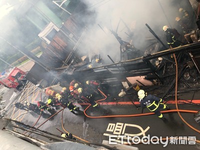 快訊／秀朗橋旁「一棟木屋」燒成廢墟！濃煙狂竄嚇壞路人　機車管制通行