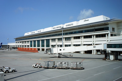 用電量暴增、備用電源沒啟動！沖繩那霸機場停電1小時半　24航班受影響