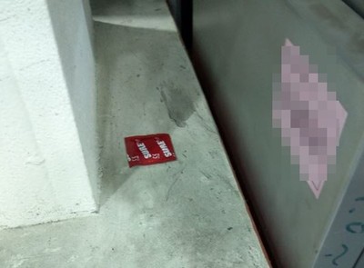 他順手撿起角落「紅紅一包」被狂虧 網友笑翻:快寫上同事名字啊
