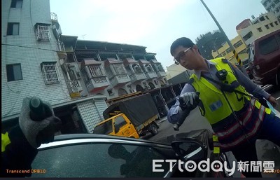 拿蘋果塞住排氣管…熟女發動汽車嗆「我要自殺」　警破窗救人