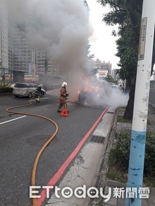怎麼突然天黑了...小客車路邊燒成大火球　經過民眾全看傻