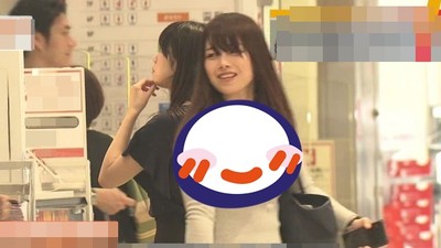 新聞街拍播一半！緊T妹「震盪超兇長輩」甜笑路過　形狀激美…網全歪樓