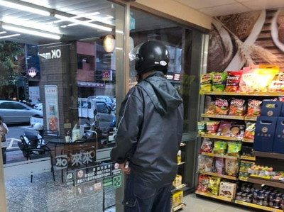 阿伯買點數全身發抖！霸氣女嗆爆詐騙集團：老娘鬥志上來了　結局超療癒