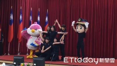 警政署「婦幼抱抱」頻道開播　女警扭腰擺臀秀防身三招