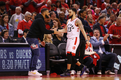 Drake在場邊瘋狂干擾對手　公鹿教練不爽認為太超過