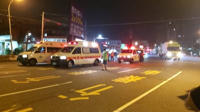 婦摔倒撞頭救護車急送醫　途中和小黃撞擊「再摔一次」腦出血