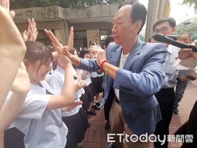 郭台銘抵曙光女中！學生「列隊歡迎狂尖叫」搶著擊掌　郭董熱情回應