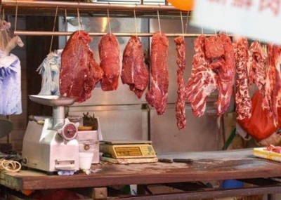 菜市場賣豬肉「有的掛著、有的平放」　網困惑：用意是？…原因曝光
