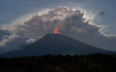 阿貢火山又噴發！「瀰漫濃厚灰煙」半徑3km都是熔岩　峇里島取消航班