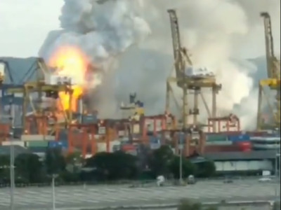 泰港口貨船起火爆炸！濃煙竄天際畫面曝光　至少25傷