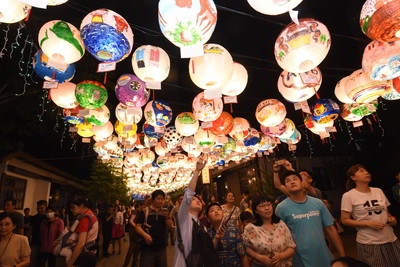 6月的鹿港愈夜愈美麗　桂花巷藝術村上千盞燈籠高高掛