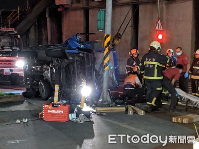 內湖貨車深夜翻覆撞路燈　27人花1小時救出受困駕駛