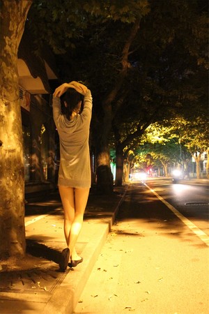 上海豪放女全裸穿齐b外套 见路人不注意撩衣街拍