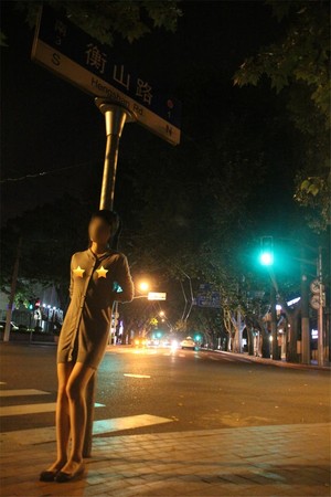 上海豪放女全裸穿齐b外套 见路人不注意撩衣街拍