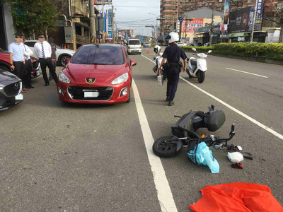 電動車騎士慘遭「開車門擊落」　沒戴安全帽！後車瞬間輾爆他頭