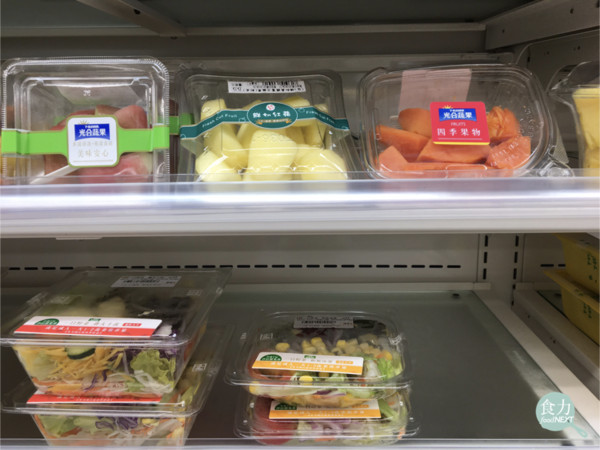 ▲台灣的便利商店貨架上的水果切盤、生菜沙拉保存期限只有3天。（圖／食力 foodnext攝）
