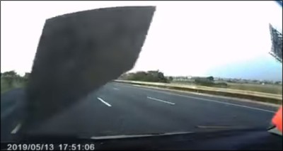 貨車掉「木板」3秒砸中他擋風玻璃！驚悚片曝光　網汗：看見人生走馬燈