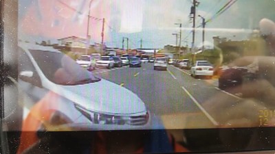 影／神車級三寶！Altis無視雙黃線「3ｍ內迴轉擊落休旅車」　網：感謝樓主
