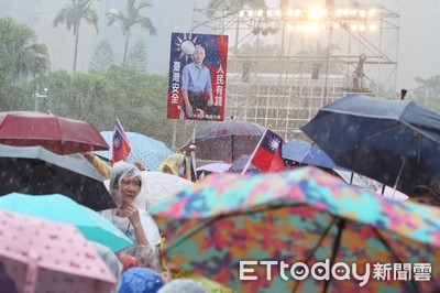 韓粉冒雨相挺！醫：體弱、年長者當心「適時擦乾」避感冒