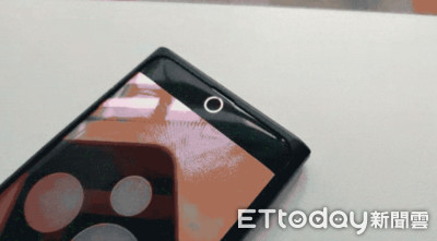 太神奇了！OPPO新旗艦手機自拍鏡頭可在螢幕中直接拍照