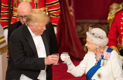 川普夫婦出席英國宴「讚英美友誼」！誇女王：非常偉大的女性