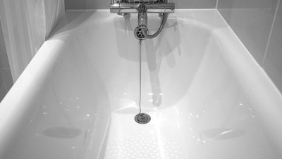 4歲兒洗澡洗到鉛中毒　60年老浴缸釋放超高濃度重金屬