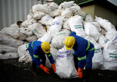 聖母峰清11噸垃圾　雪巴人收屍完當清潔工…畫面比大體更驚悚！