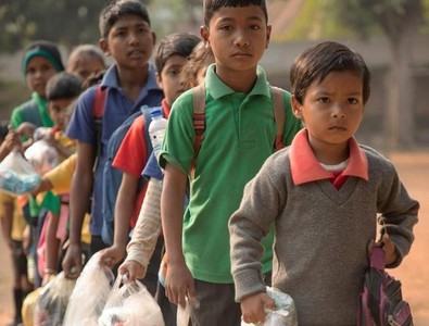 撿塑膠垃圾當學費　印度「童工」學業進步…收入還增加
