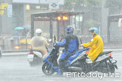 梅雨鋒面滯留3天↑　全台周一起豪大雨至周末恐致災「要有心理準備」