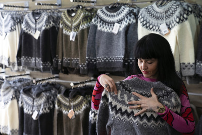 觀光客嗨買「冰島手織厚毛衣」　翻開標籤一看…中國製造！