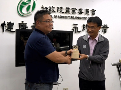 活逮首例秋行軍蟲的就是他!熱心張先生:當下只想趕快通報