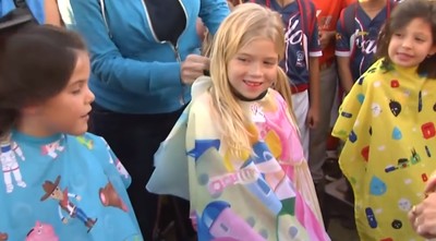 7歲壘球女孩罹癌症4期　隊友齊聚球場「陪她剃頭」：妳不是一個人