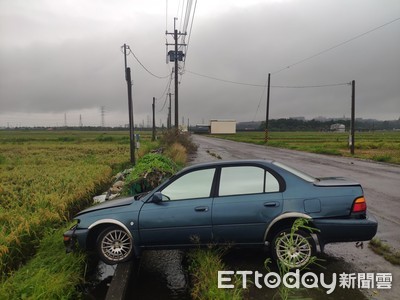 2車衝撞離奇失蹤！4小時後…駕駛「泡水」慘死在65公尺外水溝中