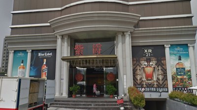 酒店妹「翻醉牌」被帶到摩鐵…女客暴扯洋裝強壓床　浴缸色男還接力