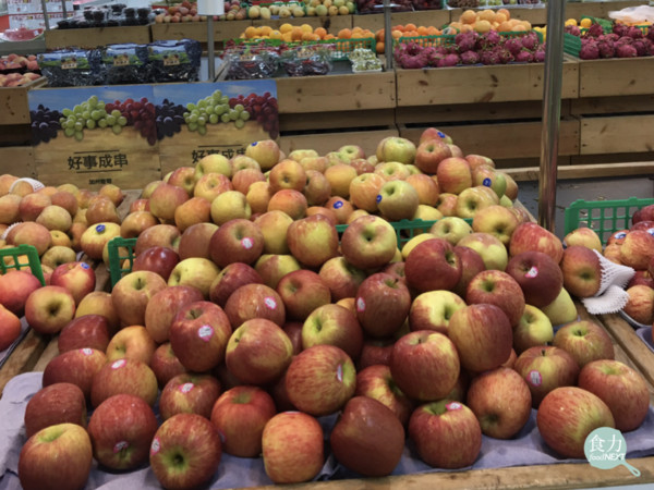 ▲賣場中的蘋果幾乎都有貼上小貼紙，以讓結賬人員能夠識別不同的蘋果，但其實大部分都是不環保的。（圖／食力 foodnext）