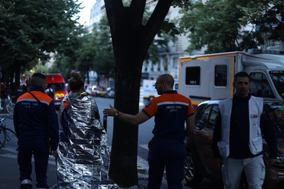 快訊／巴黎市中心6樓公寓大火　已知3死「1人跳窗亡」28輕重傷