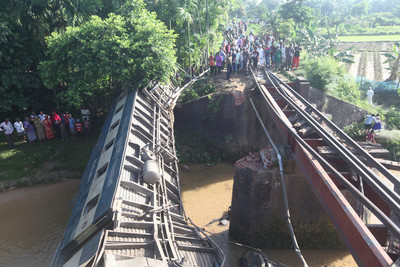 孟加拉火車出軌翻覆落河「5死逾100人傷」　警消：不排除更多傷亡