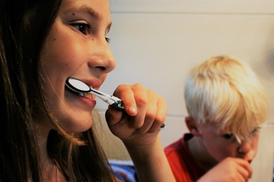 沾黏屎尿粒子、細菌比馬桶多80倍　美牙刷檢測研究結果超嚇人