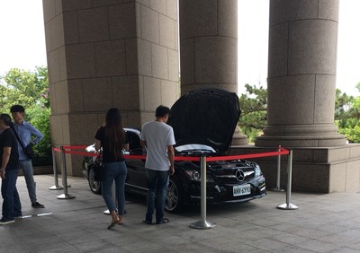地檢署大門口賞賓士車 C250起標價43萬「甜到蛀牙」