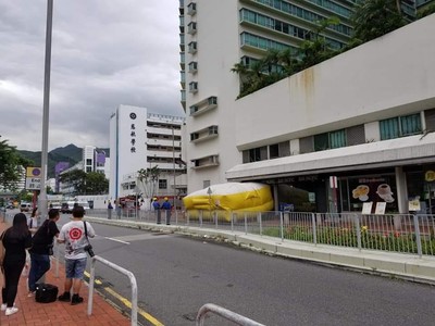 不滿香港酒店服務!1台灣旅客氣炸「爬上3樓窗外花槽」與警察對峙
