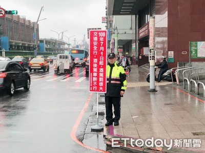 酒駕新法7月上路「酒駕最重判無期」 基隆警路口舉牌宣導超吸睛