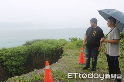花蓮鹽寮海岸出現「10米深天坑」 台11線路基掏空逼近海岸