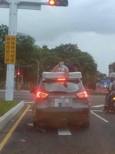 床墊綁車頂再「人肉固定」　網：緊急剎車就登出遊戲