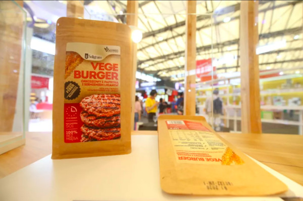 ▲銀獎「Vege Spelt Burger with pepper and linseed」以無肉的素食配方及精製的包裝設計。（圖／翻攝自微博／中食展公眾號）