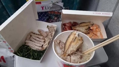 母替兒準備3便當…蝦子全剝好　網驚「高鐵上辦桌」：鄰座情何以堪