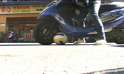 骨肉被車撞死…老公也離開 她在家寫滿「孩子回來了」煮好一桌菜後上吊