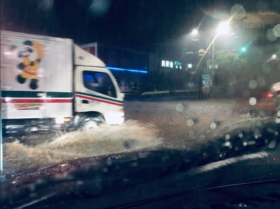 基隆凌晨大雨！武崙溪暴漲差1米淹過路面　基金三路、武聖街淹水